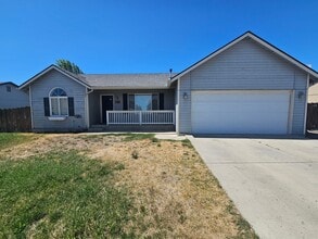 Building Photo - 3 Bedroom Home with Outdoor Space