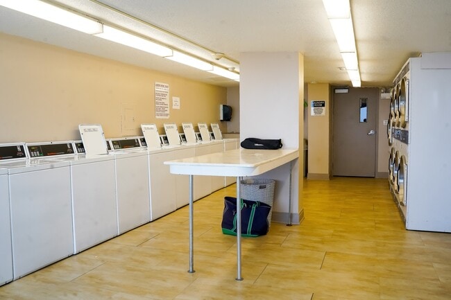 Building Photo - 2728 N Hampden Ct