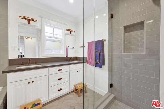 Building Photo - 4621 Allott Ave