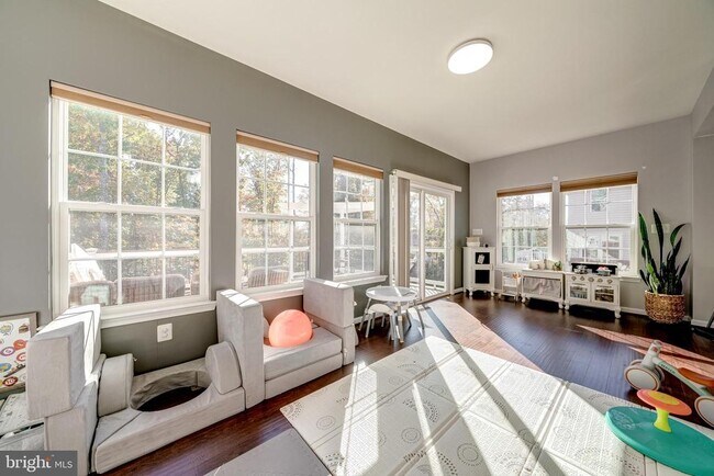 Building Photo - 25850 Clairmont Manor Square