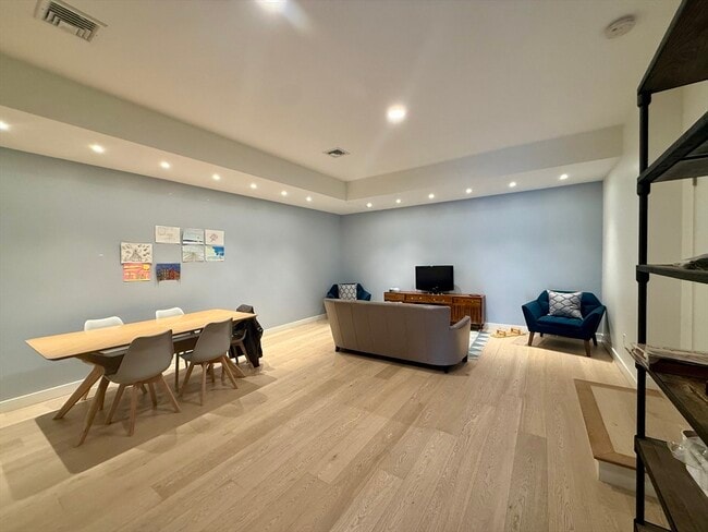 Building Photo - 6 Parkside Dr