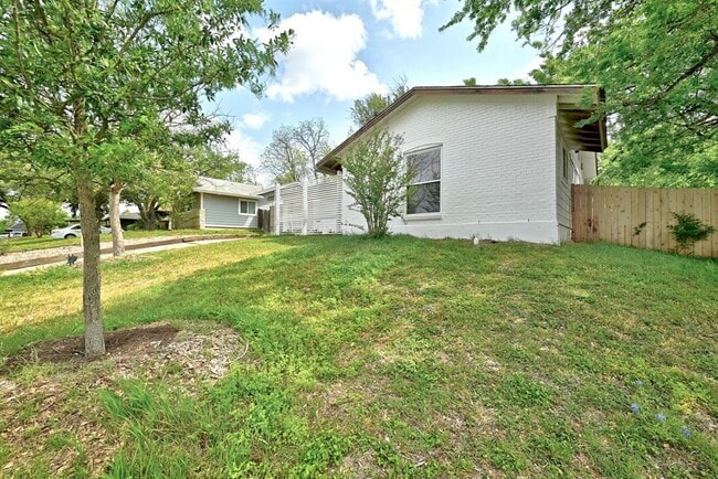Building Photo - 5303 Gladstone Dr