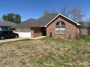 Building Photo - Available May 1st – Spacious 3 Bed, 2 Bath...