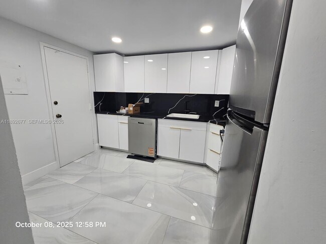 Building Photo - 500 Bayview Dr