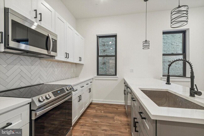 Building Photo - 6211 Woodbine Ave