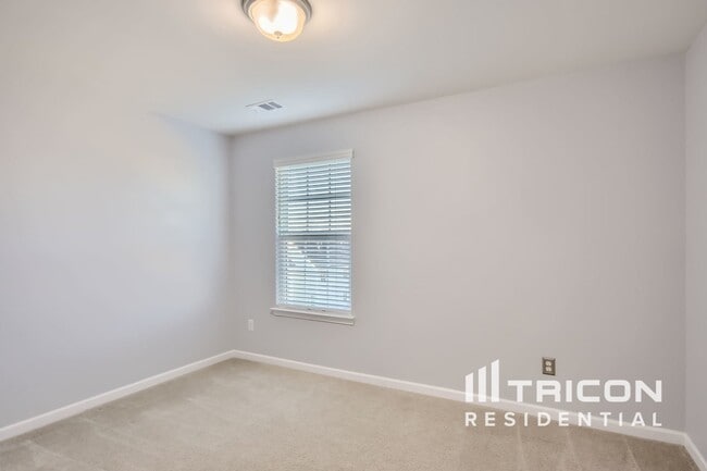 Building Photo - 2077 Morton Dr