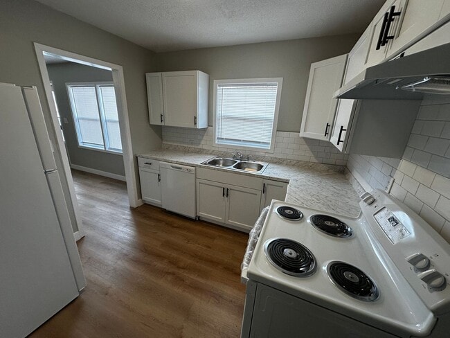 Building Photo - Fully Remodeled 2 Bed 1 Bath Duplex