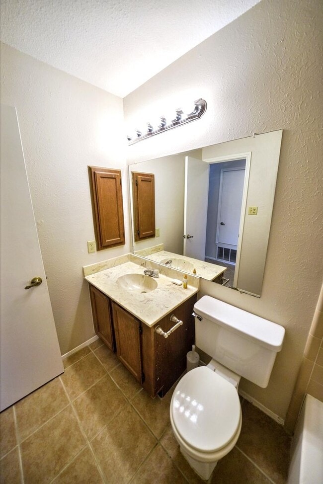 Building Photo - Charming 2-bed, 2-bath home in Universal C...