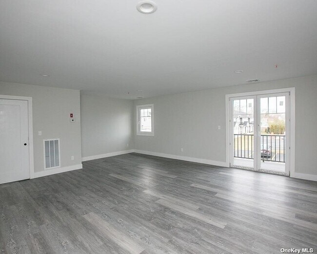 Building Photo - 170 W Montauk Hwy
