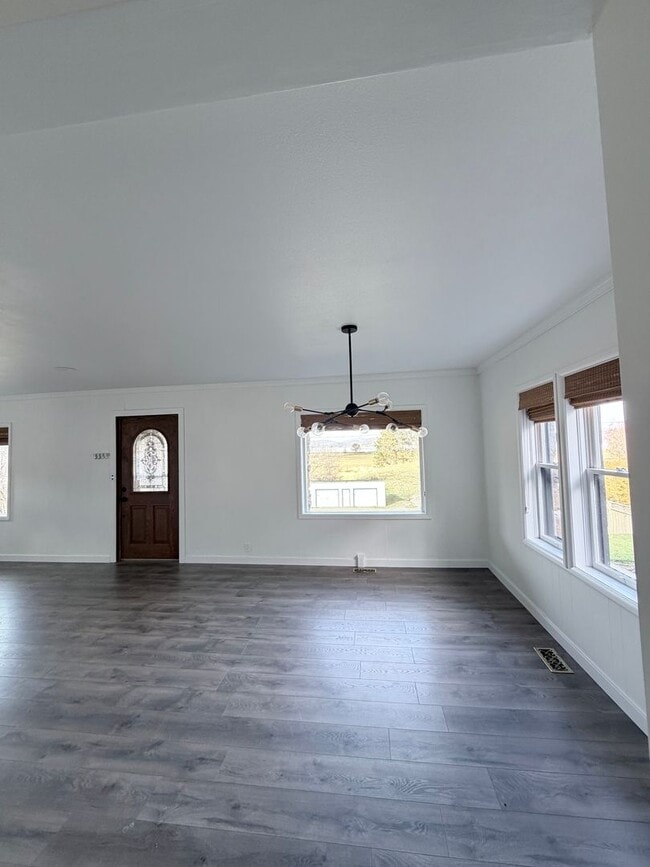 Building Photo - Lakeview 4-Bedroom Home Steps from Moore Park – Updated Throughout! 2.8 miles from Sky Lakes and OIT