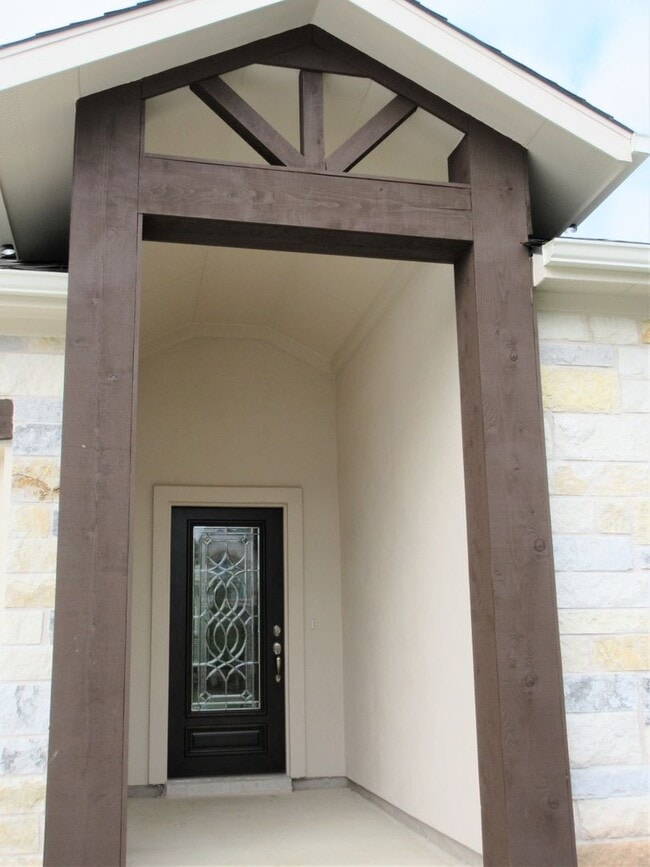 Building Photo - 4-Bedroom Home in Oak Creek - Highly Sough...