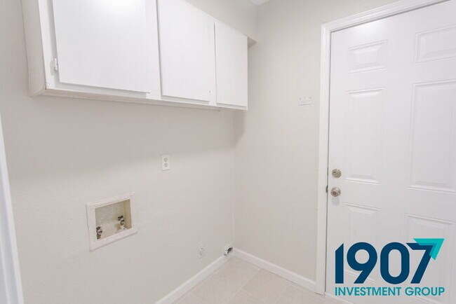 Building Photo - Stunning 3-Bedroom Home with Dramatic Vaulted Ceilings and Loft in OKC!