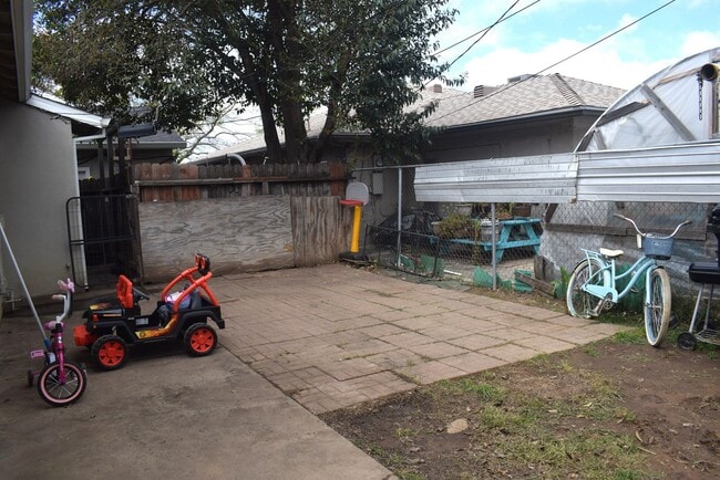 Building Photo - 6903 Fruitridge Rd