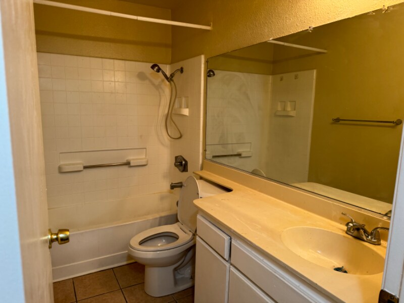 Building Photo - 8327 Vineyard Ave