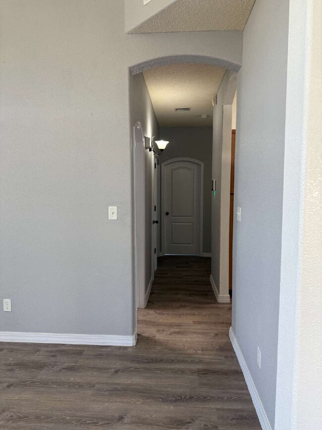 Building Photo - "Charming 3-Bedroom Retreat with 2 Full Ba...