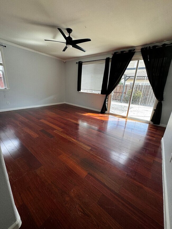 Building Photo - Spacious 4 bedroom near shopping and schools!