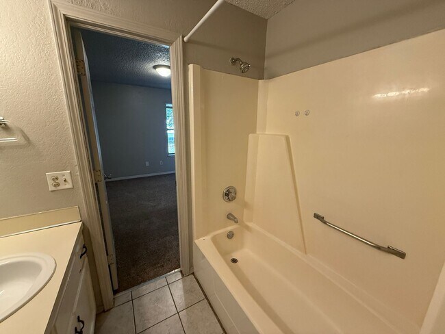 Building Photo - 5728 S Vancouver Ave