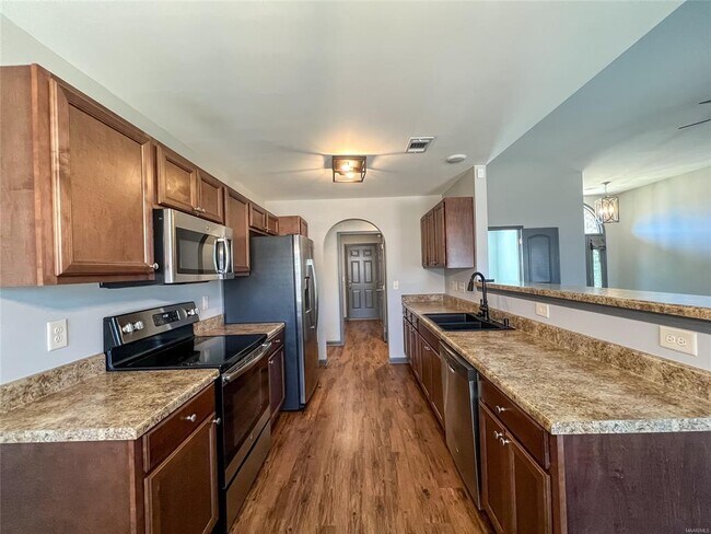 Building Photo - 583 Sunset Dr