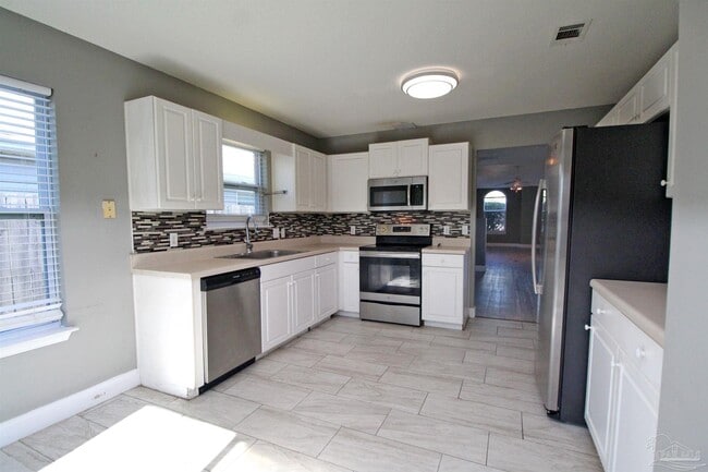 Building Photo - 2437 Gulf Breeze Ave