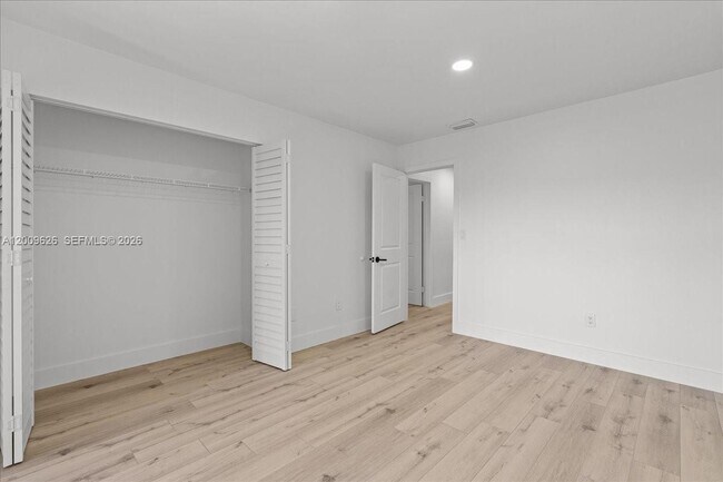 Building Photo - 3737 Alcantara Ave