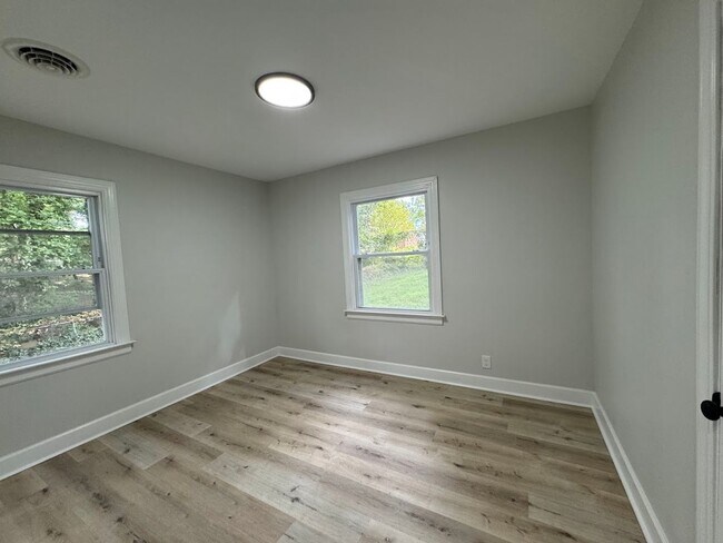 Building Photo - Charming Newly Renovated Home in Greensbor...