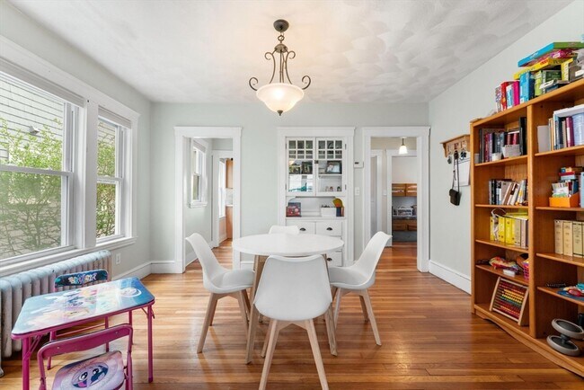 Building Photo - 15 Carney St