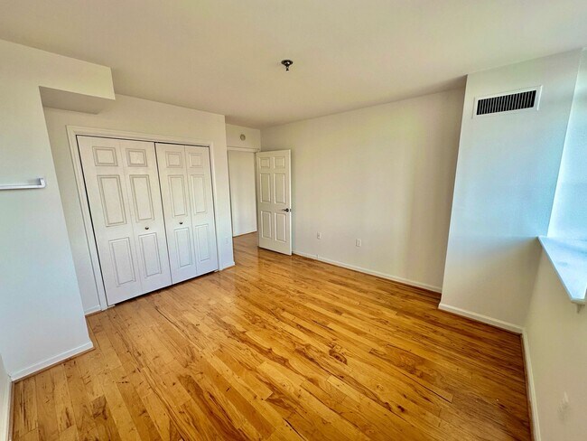 Building Photo - Fantastic 1 Bed with Den/Office/Additional Sleeping area! Conveniently located near Dupont, Logan...