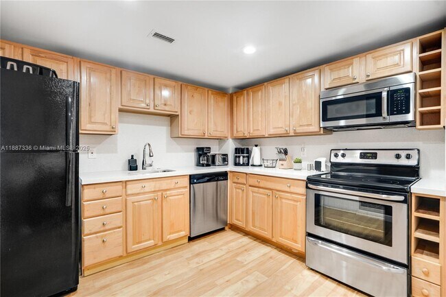 Building Photo - 401 Golden Isles Dr