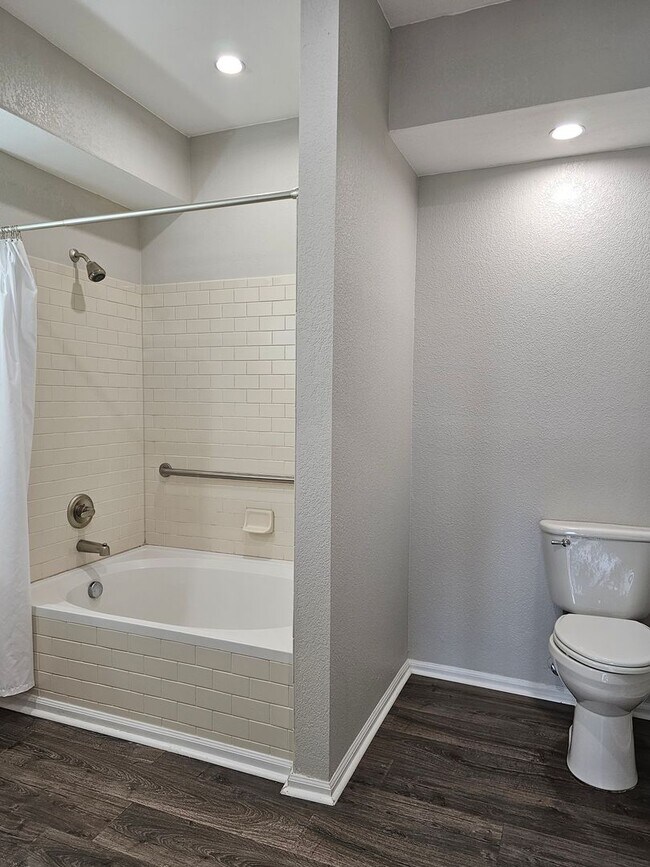 Building Photo - Beautifully Updated Two Bedroom Condo. Second Bedroom can be used as an Office/Flex Space.