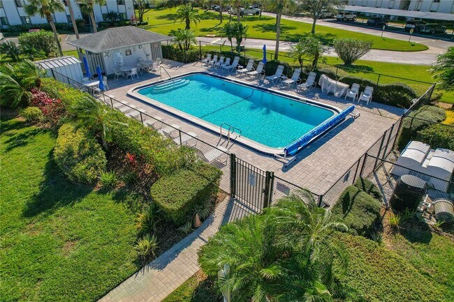 Building Photo - 122 E Cypress Ct