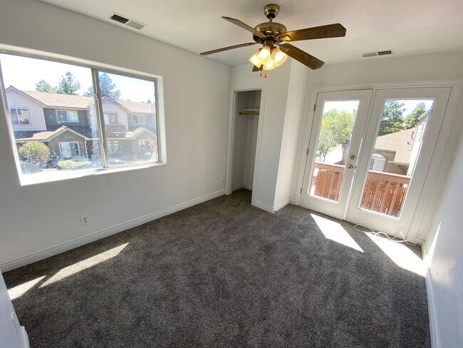 Building Photo - 1402 E Scarlet Dr