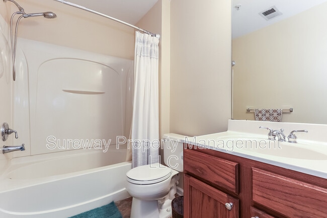 Building Photo - 8 Highbridge Ln