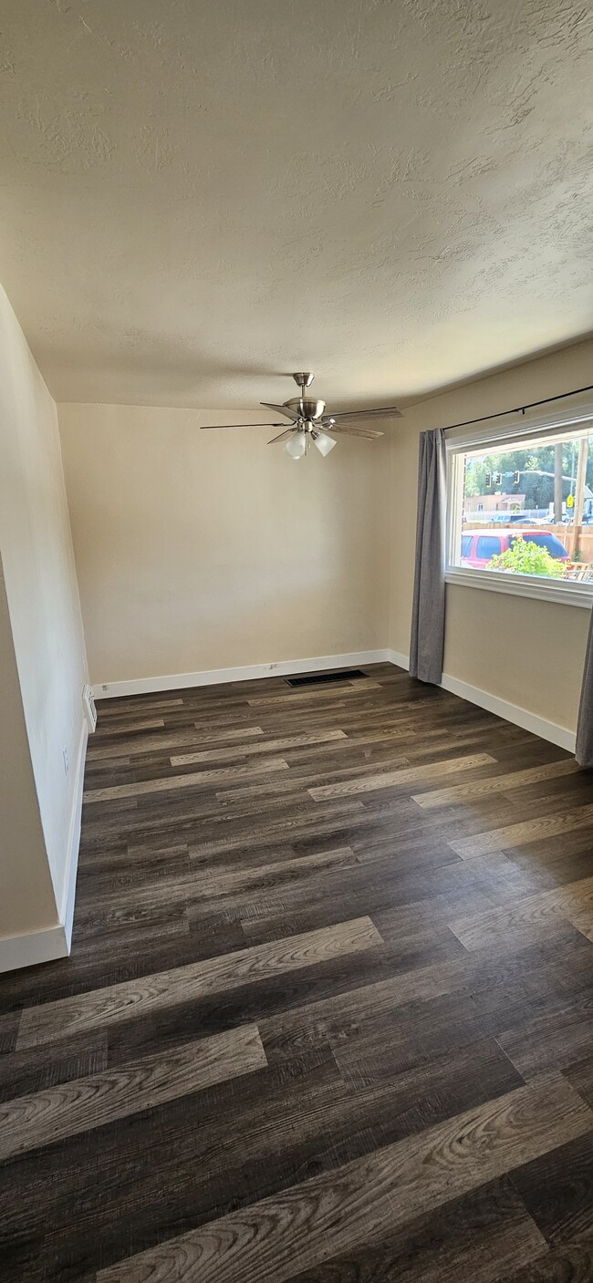 Building Photo - 916 300 N