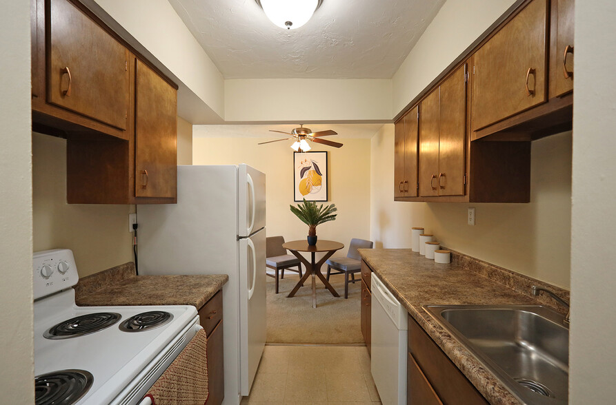 Model Suite Kitchen - Westbrook Village