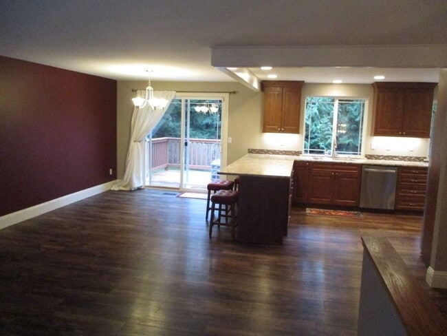 Building Photo - 3 Bedroom + Bonus, 2.5 Bathroom Gig Harbor...