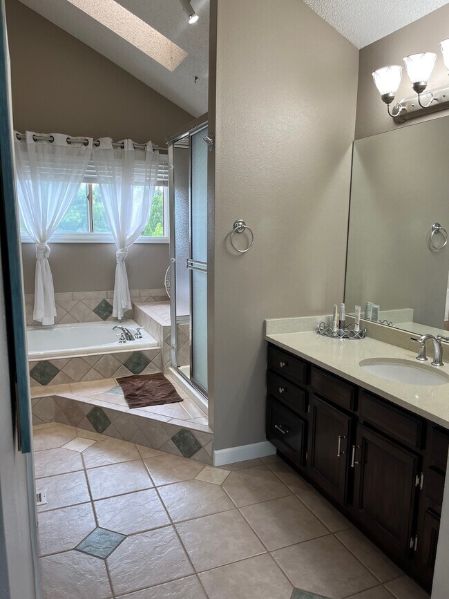 Building Photo - 1014 E 132nd Way