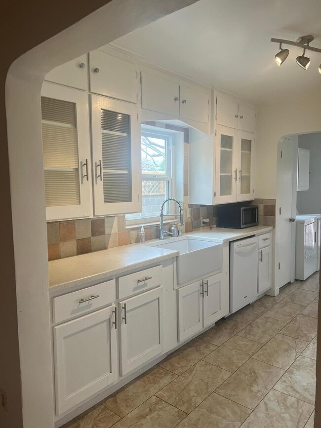 Building Photo - 630 Bryn Mawr Dr NE