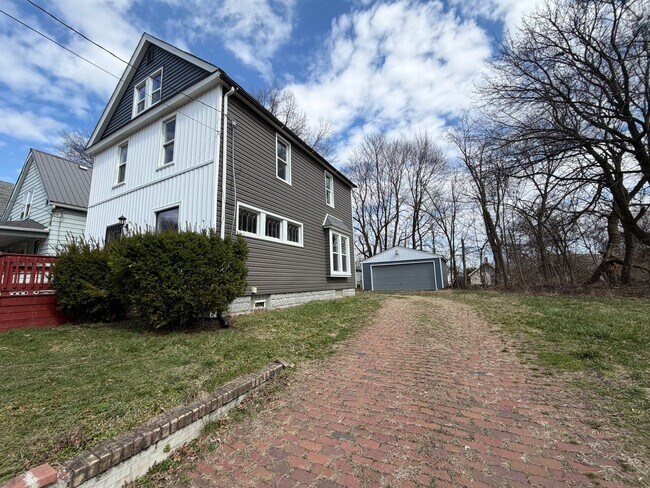 Building Photo - Charming Multi-Level Akron Home with Huge Living Room & Updated Siding
