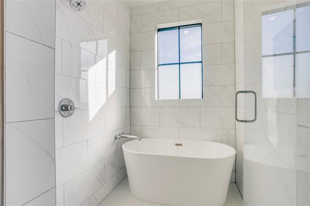 Building Photo - 112 E Oscar Dr