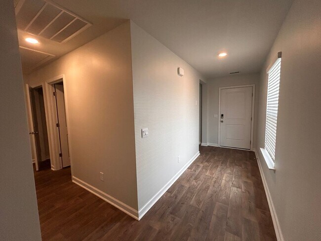 Building Photo - Spacious 3BR/2BA home in the Carnes area!
