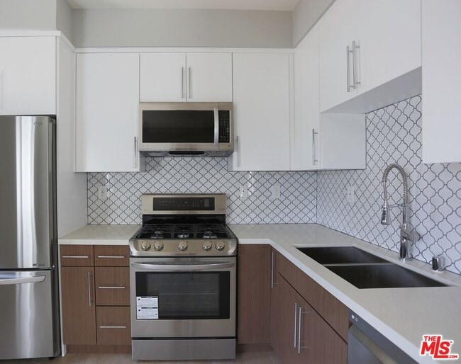 Building Photo - 1242 Beachwood Dr