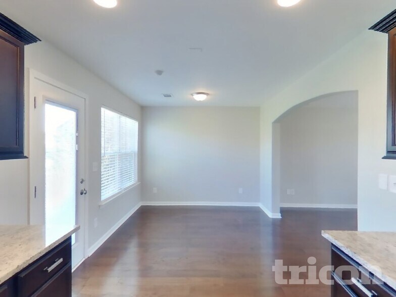 Building Photo - 323 Stratford Park Blvd