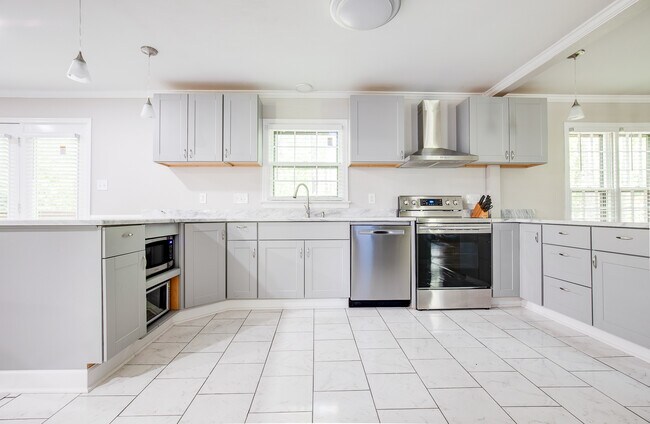 Building Photo - 3010 Fox Chase Dr