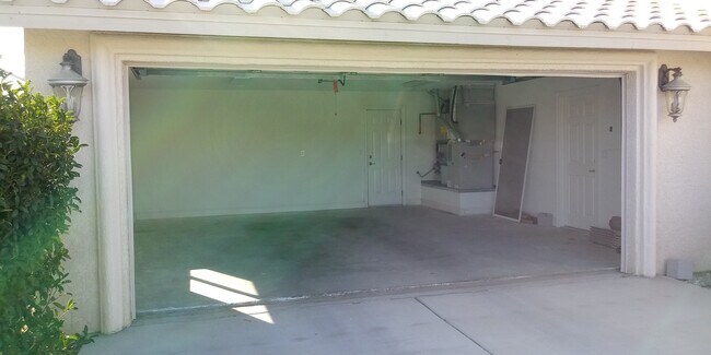 Building Photo - Beautiful 3 Bedroom Home