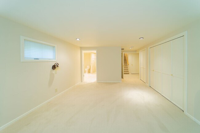 Building Photo - Charming and Well-Maintained Home in a Serene Neighborhood