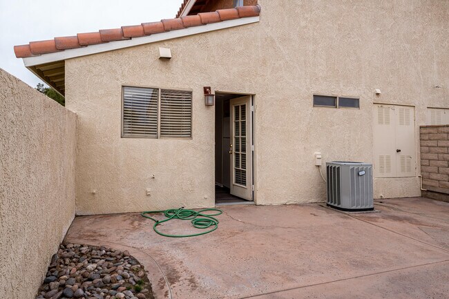 Building Photo - 450 Tava Ln