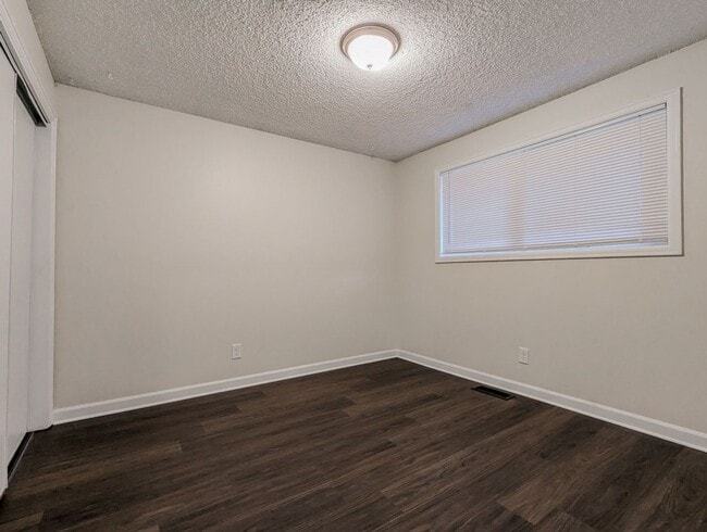 Building Photo - **Move-in Special!!!** Updated & move in ready 3 bed 2 bath rambler w/ 2 car garage!