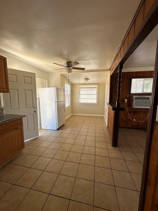 Building Photo - Welcome to your 2 bedroom 1 bath home!