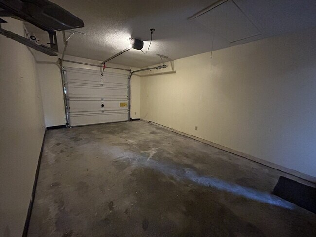 Building Photo - Home For Rent