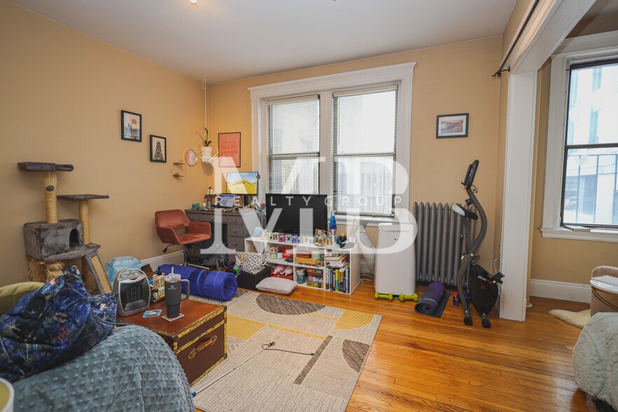 Building Photo - 11 Park Dr